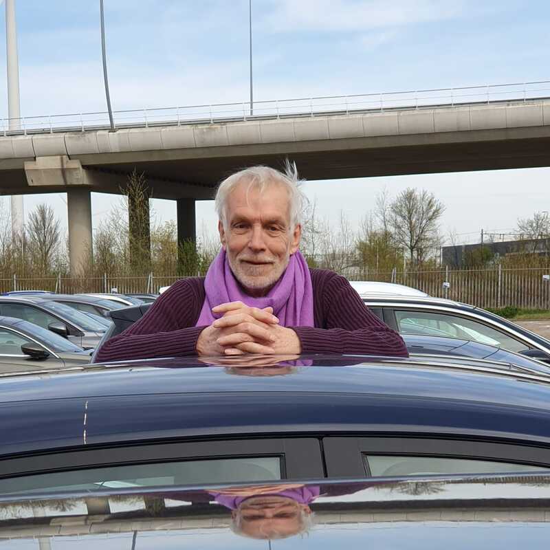 Gijs (72) rijdt voor Autoreset: “Elke werkdag voelt als Sinterklaas”